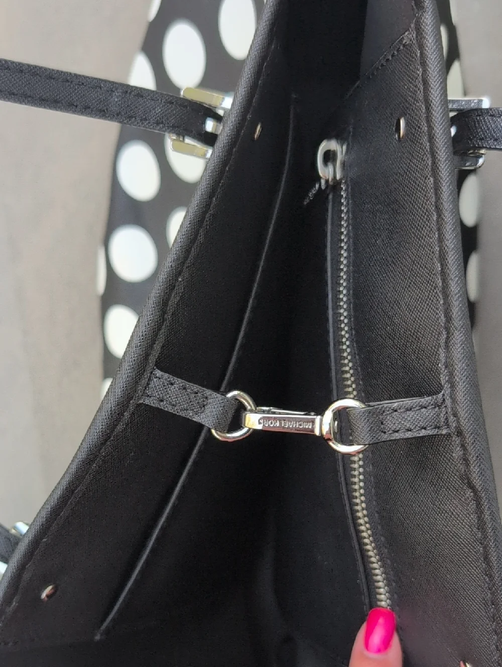 Michael Kors Black And White Polka Dot Large Jet Set Tote. - Picture 9 of 11